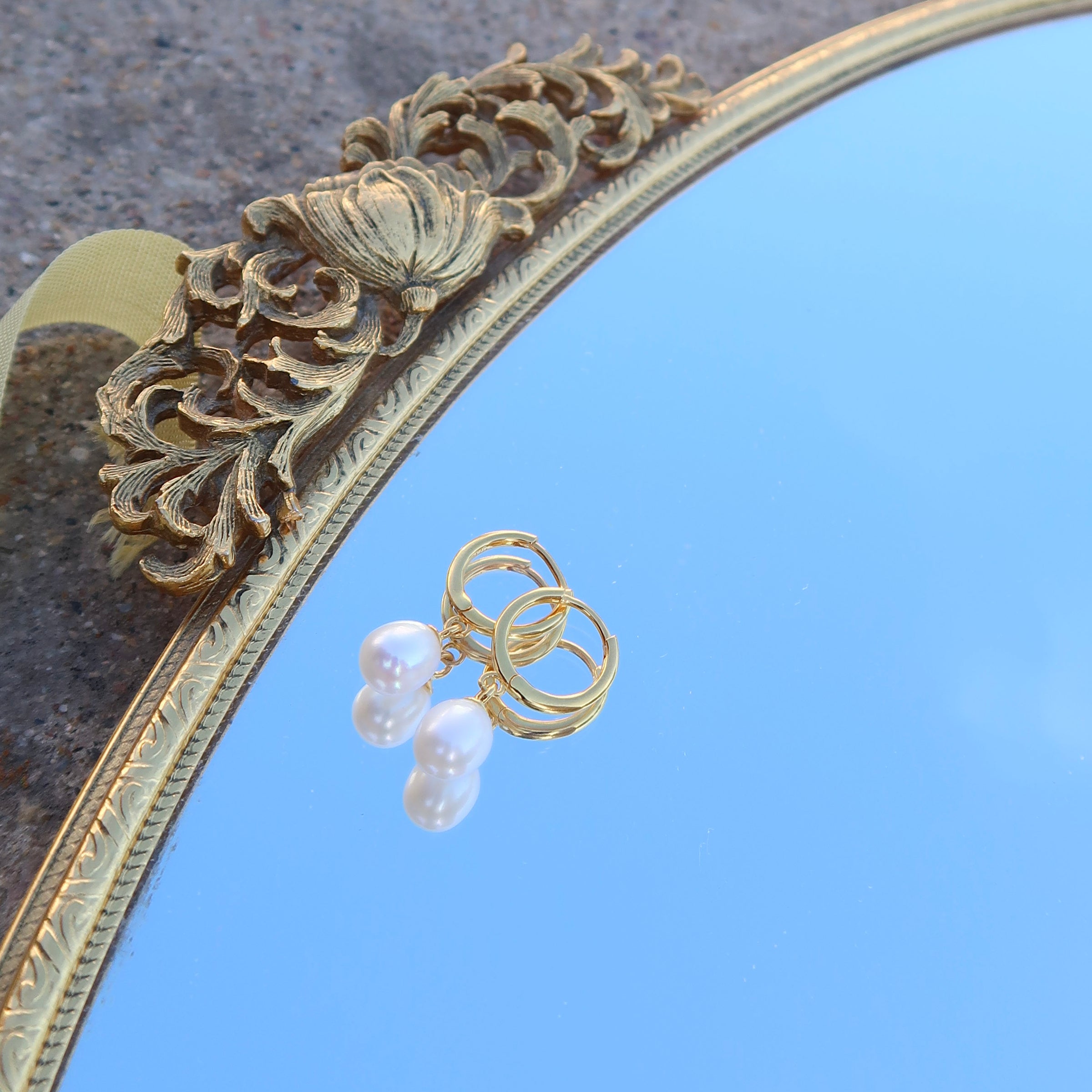 FRESHWATER PEARL HUGGIES - Gold
