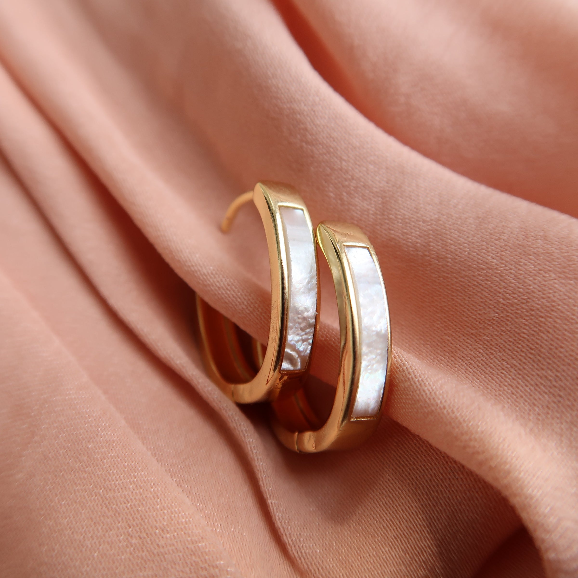 PEARL INLAY HUGGIES - Gold