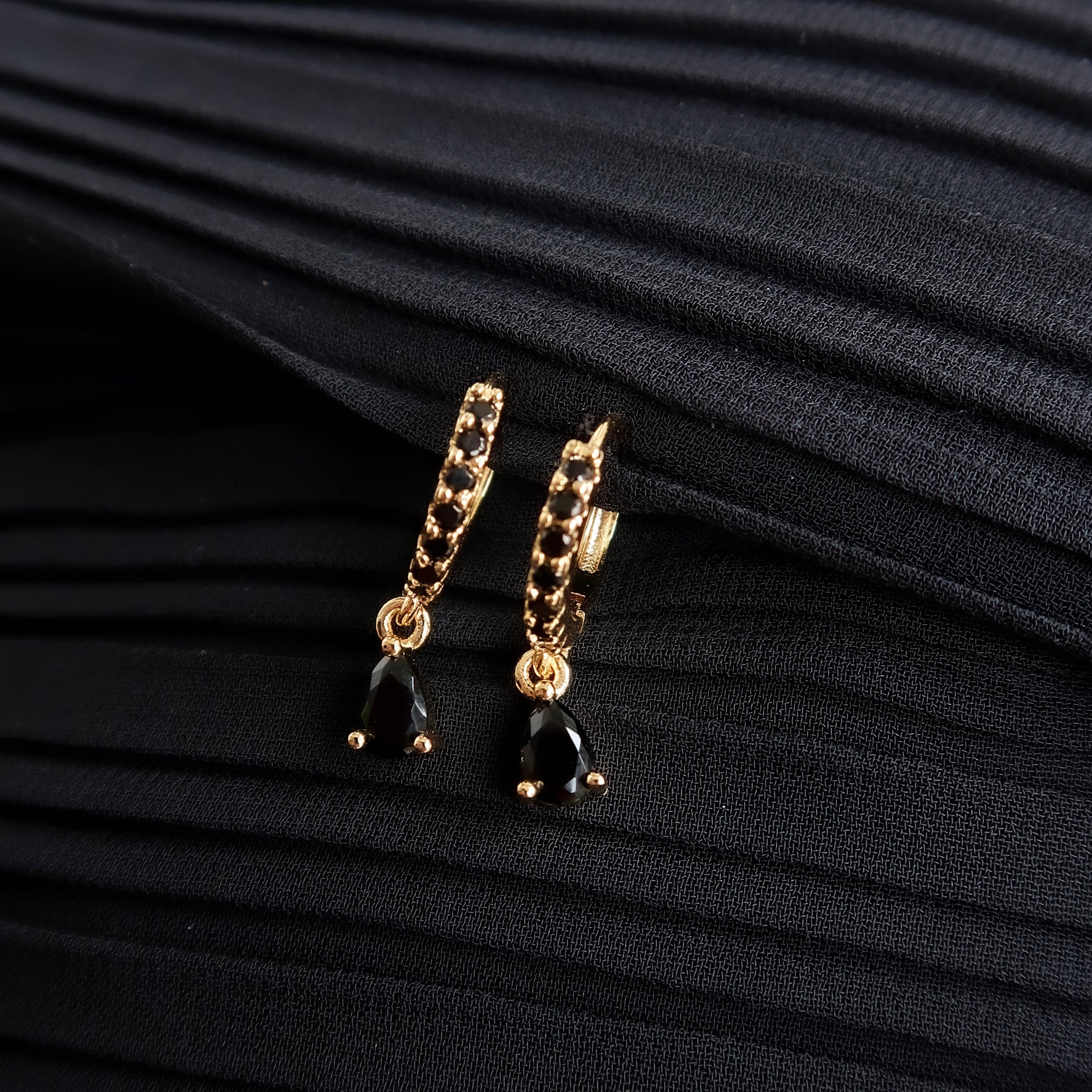 BACK IN BLACK HUGGIES - Gold